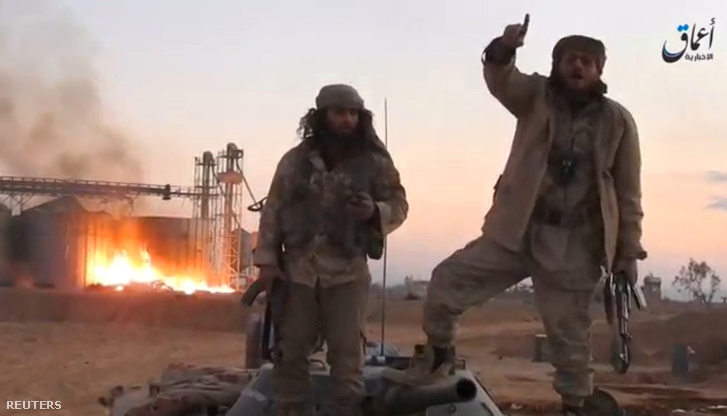 Az Iszlám Államhoz köthető hírügynökség, az Amak egyik videójából kivett képen az Iszlám Állam fegyveresei láthatóak a Palmürában, 2016. december 11-én