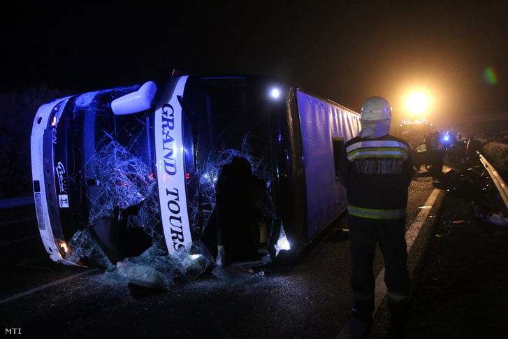 A balesetben az oldalára dőlt busz Mezőkövesdnél