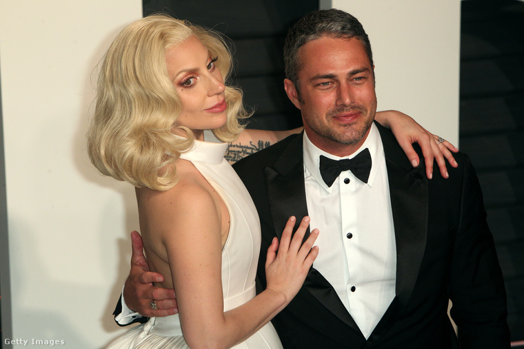 Lady Gaga és Taylor Kinney még idén februárban, a Vanity Fair Oscar-partiján.