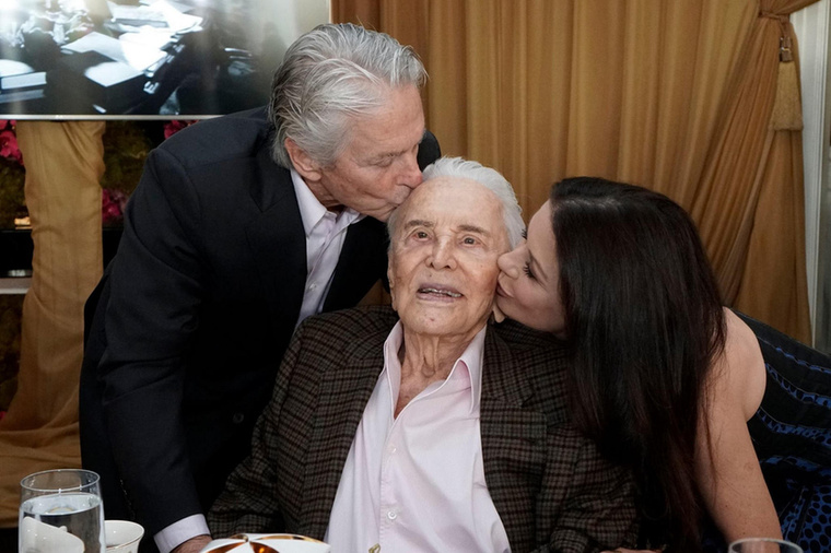A fia, MIchael Douglas és a felesége, Catherine Zeta-Jones így ünnepelték a legidősebb Douglast