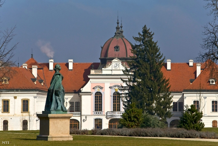 A gödöllői Grassalkovich-kastély - Magyarország egyik legnagyobb barokk kastélya - műemlék épülete a kastélypark felől előtérben Mária Terézia egyetlen Magyarországon található egész alakos szobra Zala György szobrászművész 1907-ben készült alkotása.