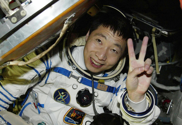 Az 51 éves Jang Li-vej 2003 októberében első kínaiként juthatott el a világűrbe, de útja során valami olyasmit tapasztalt, amire a hosszas tréning sem tudta megfelelően felkészíteni