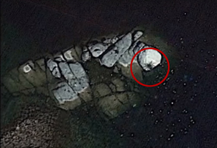 Egy lelkes ufóvadász júliusban a Google Earth műholdképén szúrt ki egy oda nem illő lényt egy távoli mexikói szigeten