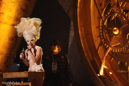 Lady Gaga a The Brit Awards 2010-en lép fel