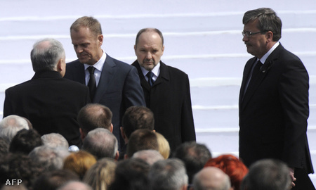 Jaroslaw Kaczynski (bal szélen) és Bronislaw Komorowski (jobb szélen) Lech Kaczynski búcsúztatásakor (Fotó: Jacek Turczyk)