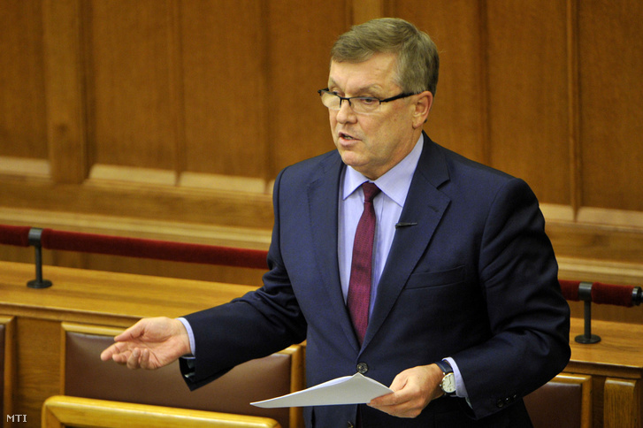 Matolcsy György, a Magyar Nemzeti Bank elnöke az Országgyűlés plenáris ülésén 2016. november 28-án.
