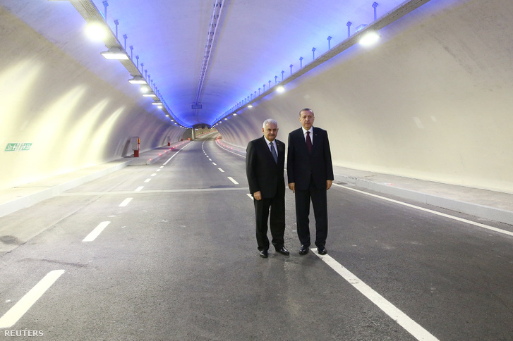 Erdogan török elnök és Yildrim török miniszterelnök az új alagútban