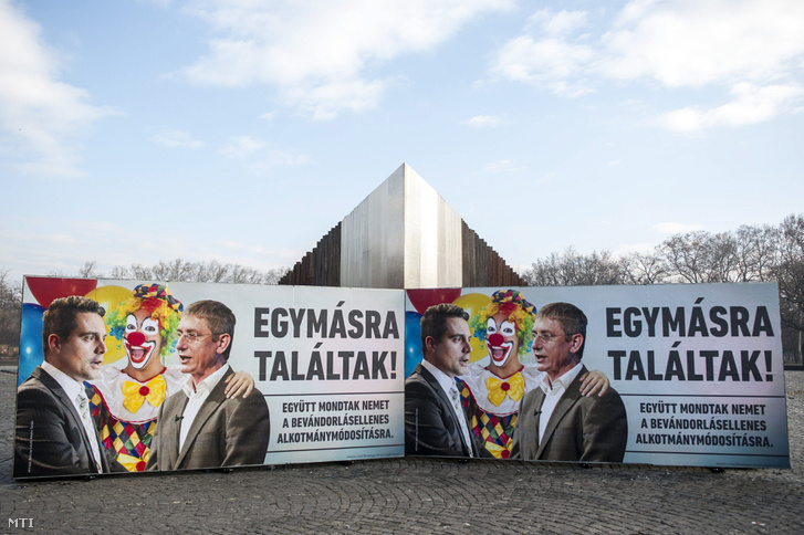 A Civil Összefogás Fórum (CÖF) plakátja a budapesti Ötvenhatosok terén