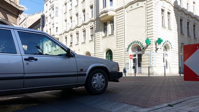 A Visegrádi utcánál már korábban építettek egy forgalomlassító emelvényt. Működik, mert mindenki félti az autóját
