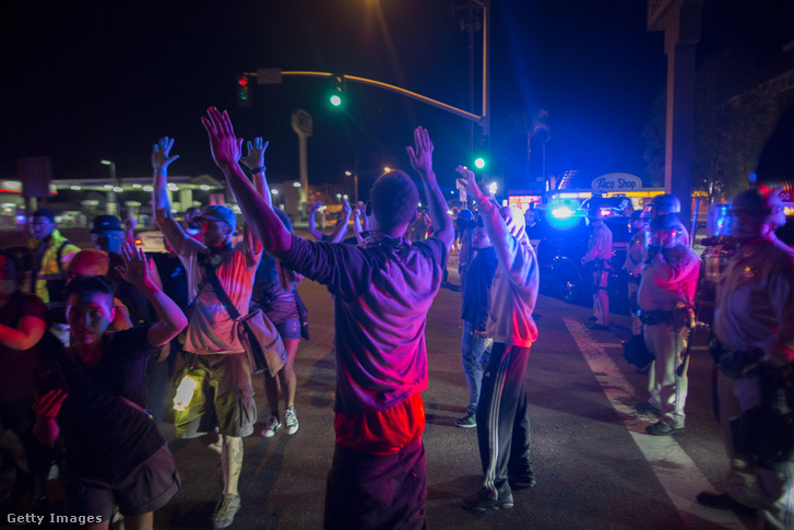 Kaliforniai tiltakozás a helyi rendőrség ellen egy fegyvertelen fekete lelövése után, idén szeptemberben.