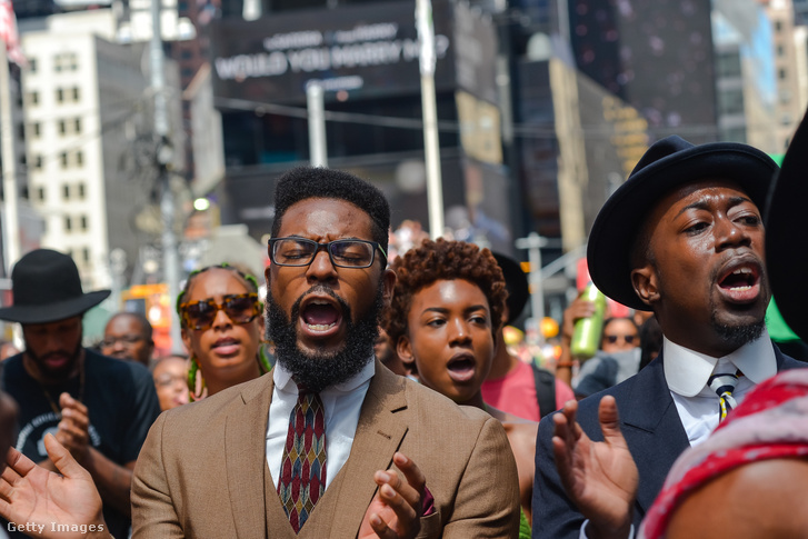 Feketék jogaiért vonulnak a New York-i Broadwayn
