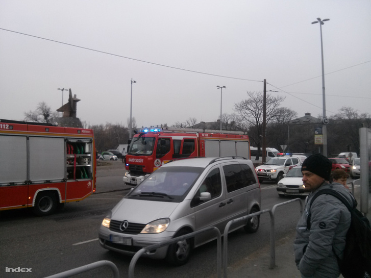 Tűzoltók a metró Nagyvárad téri megállójánál