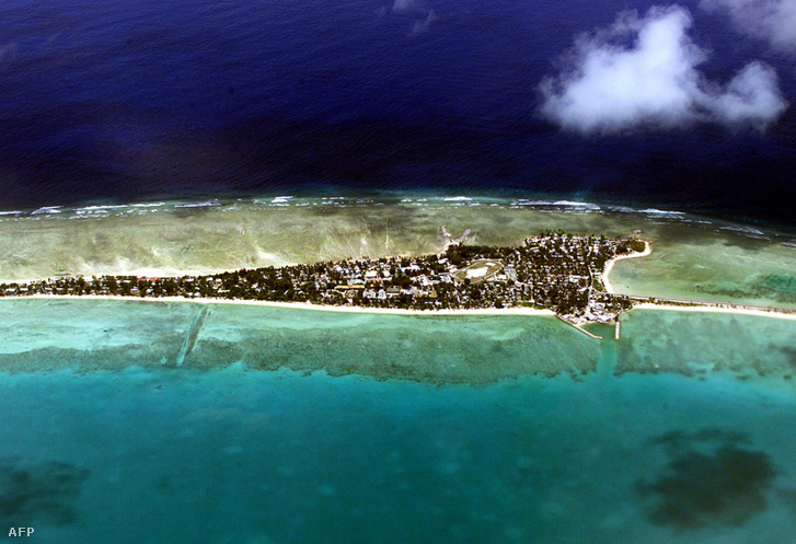 Tarawa, az ország legfontosabb szigete. Itt laknak a legtöbben, és innen irányítják a többi 31 szigetet is.