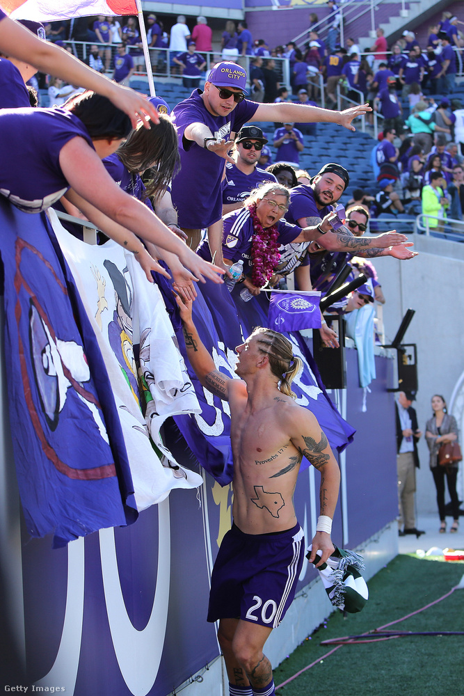 Ezen a képen Brek Shea, az Orlando City SC nevű amerikai focicsapat játékosa ünnepel a közönséggel.