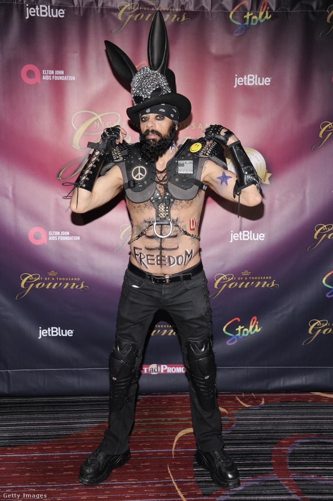 Montana Vasqueznek hívják ezt a meghökkentő külsejű személyt, aki a 30th Annual Night Of A Thousand Gowns nevű eseményen vett részt a Marriott Marquis-ban a Times Square-en New Yorkban márciusban.
