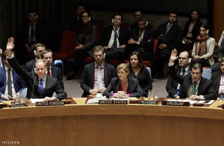 Az ENSZ Biztonsági Tanácsának tagjai kézfeltartással szavaznak a palesztin területekre épített izraeli telepeslakások jogszerű voltáról a világszervezet New York-i székházában 2016. december 23-án, az első sorban középen Samantha Power amerikai ENSZ-nagykövet.