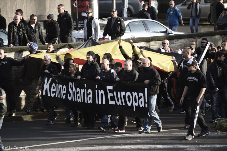 Iszlám ellenes neonáci tüntetés Kölnben, 2014 októberében.