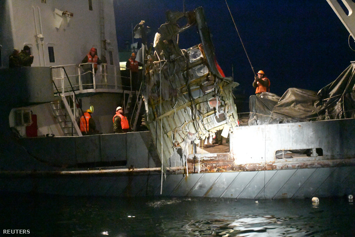 A lezuhant gép egy darabját emelik ki a Fekete-tengerből Szocsi partjainál
