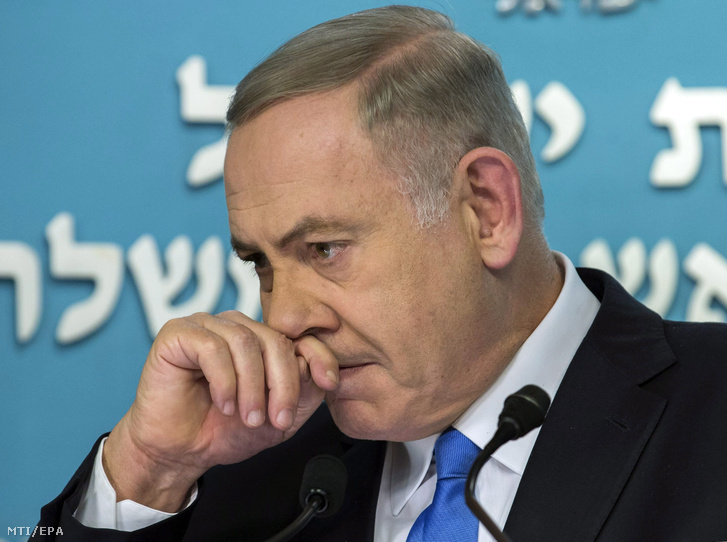 Benjámin Netanjahu izraeli kormányfő beszédet mond jeruzsálemi hivatalában 2016. december 28-án, azt követően, hogy John Kerry amerikai külügyminiszter ismertette a távozó Obama-kormányzatnak a közel-keleti békefolyamattal kapcsolatos irányelveit a washingtoni külügyminisztériumban.