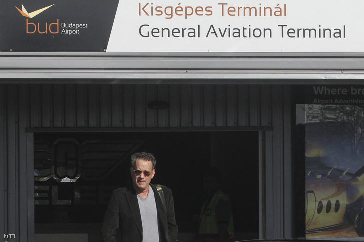 Tom Hanks Oscar-díjas amerikai színész (k) Budapesten, a Liszt Ferenc Nemzetközi Repülőtér kisgépes terminálján