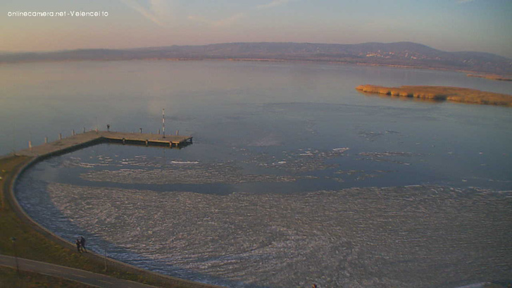 A gárdonyi Vital Hotel Nautis webkamerájának december 31-i képe a Velencei-tóról