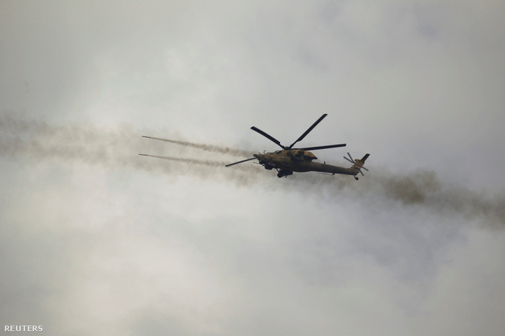Az iraki légierő helikoptere levegő-föld rakétákat lő az ISIS kelet-moszuli állásaira december 31-én.