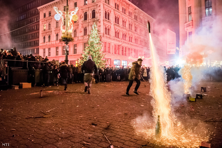 Szilveszterezõk petárdáznak a belvárosi Vörösmarty téren 2017. január 1-jére virradó éjjel.
