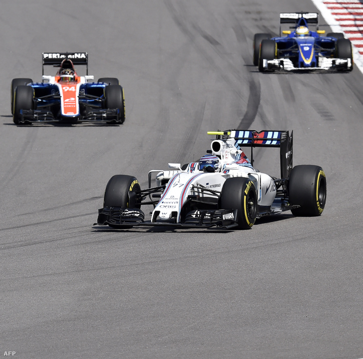 Bottas a fehér Williamsben, mögötte Wehrlein még a Manorban, mögötte Ericsson a Sauberben