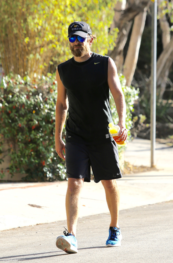 A Just Jared is négy hírt ajánl Bradley Cooperrel kapcsolatban, hogy futott, biciklizett, edzeni ment és megint futott egyet.