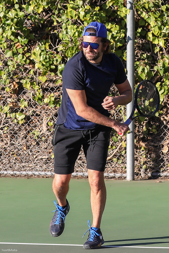 Ja, csak Bradley Cooper, aki ezek szerint teniszezéssel üti el az időt, amikor nem fut vagy biciklizik.