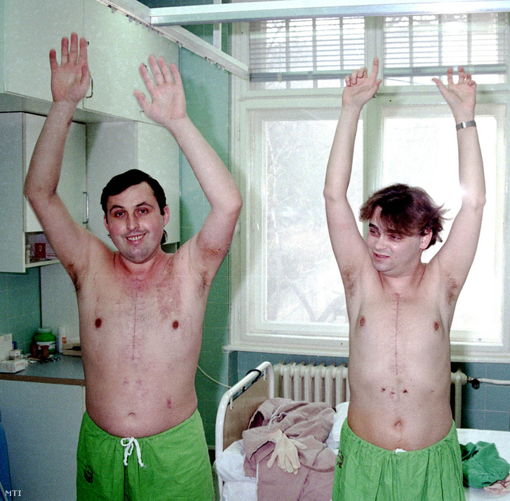 1992: Schwarz Sándor (jobbra), az első, Koncz Antal (balra) pedig a második újszíves, együtt tornázik a kórteremben.