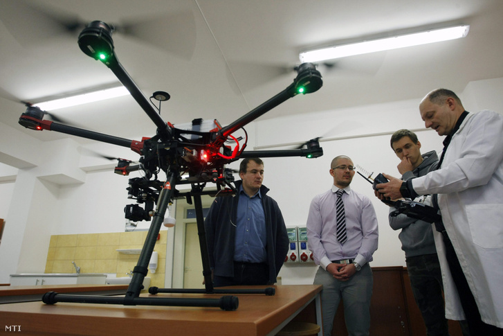 Drón működését mutatják a hallgatóknak a Szolnoki Fõiskola mûszaki képzésén