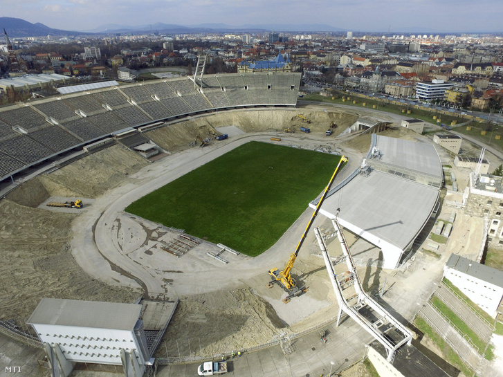 Az MTI drónjáról készült fotó a Puskás Ferenc Stadion bontási munkálatairól tavasszal.