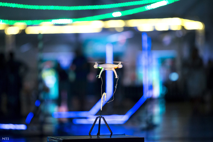 A fõvárosi Hungexpón megrendezett Drónverseny Robotika Show-n 2016 szeptemberében