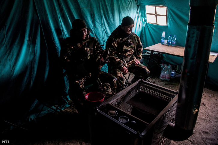 Szolgálatot teljesítő katonák a melegedő sátorban a déli határszakaszon Kelebia térségében 2016. december 15-én.