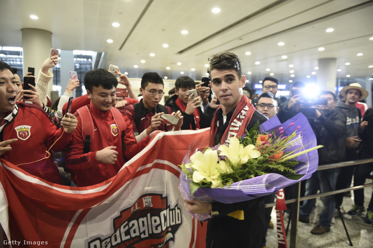 Rajongók köszöntik a friss igazolást, Oscart, a shanghaji repülőtéren