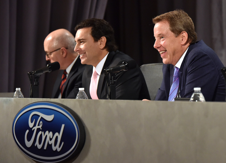 Mark Fields (középen) és Bill Ford (jobbra) a Ford Motor Company rendes éves közgyűlésén