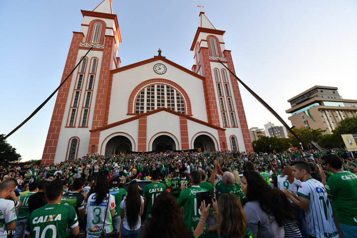 Gyászolók Santa Catarinában 2016. november 30-án