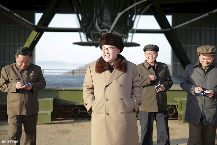Kim Dzsongun a Sohae űrközpont egyik ballisztikus rakétahajtómű-tesztjének helyszínén.