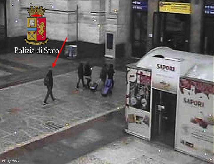 Az olasz rendőrség által 2016. december 27-én közreadott fotó a berlini teherautós merénylet feltételezett elkövetőjéről a tunéziai Anis Amriról (piros nyíllal megjelölve) a milánói központi vasútállomáson december 23-án hajnalban.