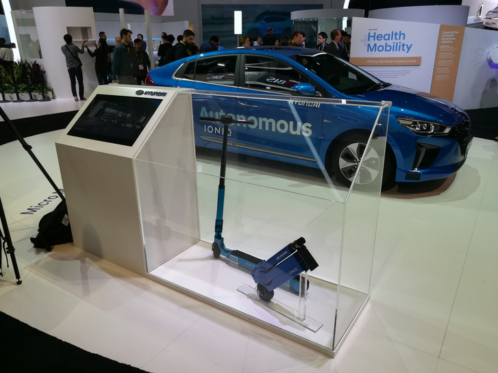 A önvezető Hyundai IONIQ és a hozzá tartozó okosroller.