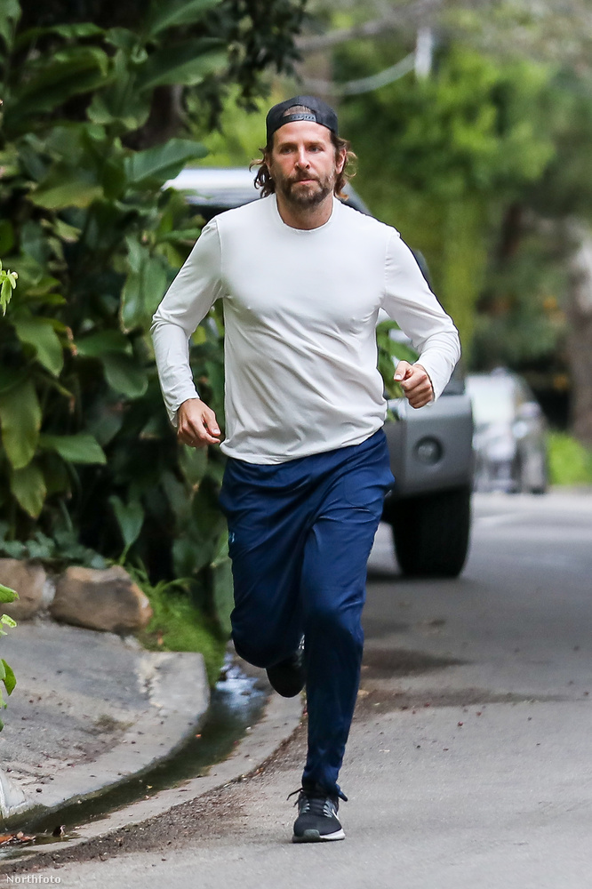 Bradley Cooper sokat edzett a hétenAz újévnek is sportosan fut neki! Itt meglesheti, merre tekergett, merthogy biciklire is pattant.