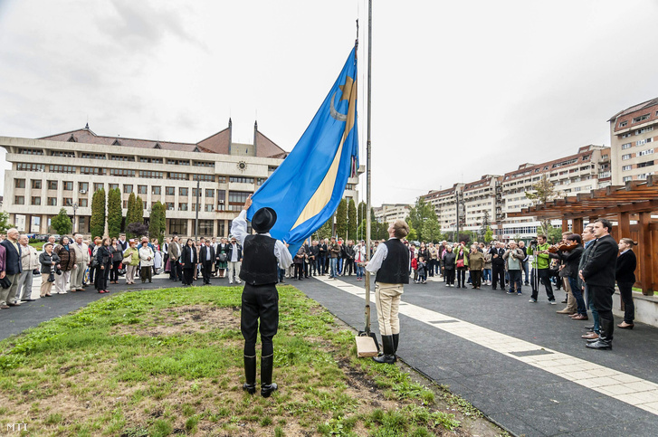 Szent István napja és a magyar keresztény államalapítás ünnepének alkalmából ünnepélyesen felvonják a székely zászlót 2015. augusztus 20-án az erdélyi Csíkszereda főterén.
