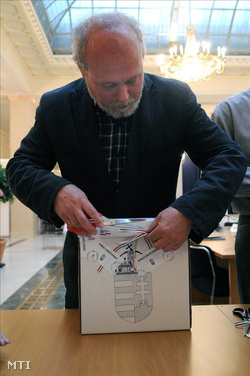 Szigeti Péter, az OVB elnöke bontja a külképviseleteken leadott szavazatokat tartalmazó urnák egyikét