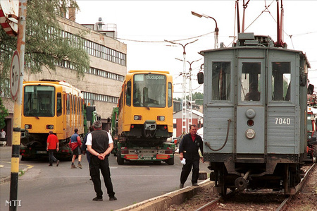 Budapest, 2001. június 14. Megérkezett a BKV Rt. Fehér úti telephelyére a 66 hannoveri villamos két próbaszerelvénye