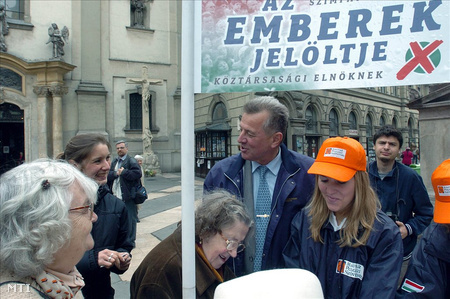 Schmitt Pál, a Fidesz alelnöke (k) az Emberek jelöltje elnevezésű szimpátiaszavazáson aláírásokat gyűjt Budapesten, a Ferenciek terén.