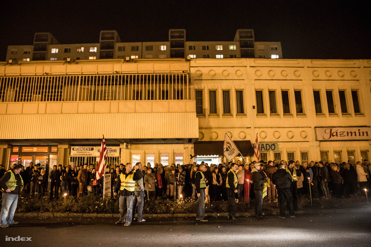 A Jobbik ózdi irodája előtt álló ünneplő tömeg Janiczak Dávid megválasztásának estéjén. Ózd, 2014.11.09.