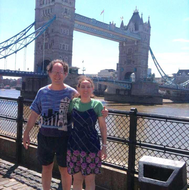 Feleségével pózolt a londoni Tower Bridge előtt.