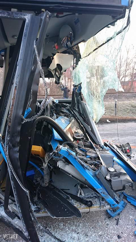 A Velvet információi szerint a balesetben egy ember biztosan megsérült, és volt olyan utas, aki maga mászott ki a buszból.