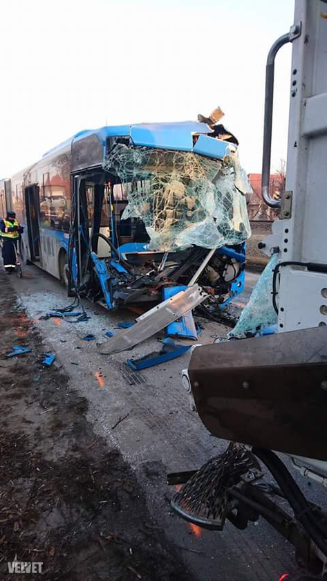 Semmi nem maradt annak a Volánbusz járatnak az elejéből, ami ma reggel ütközött egy kukásautóval Budapesten.